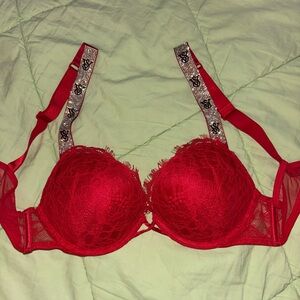 Bombshell add two cups shine strap lace push- up bra
Size 36A